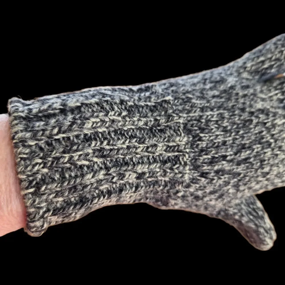 Hand Knit Artisan Wool Gloves Gray Sweater Knit NWOT Small